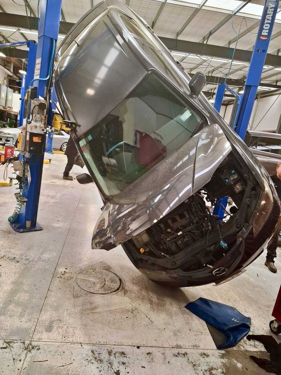 Collapsed vehicle hoist