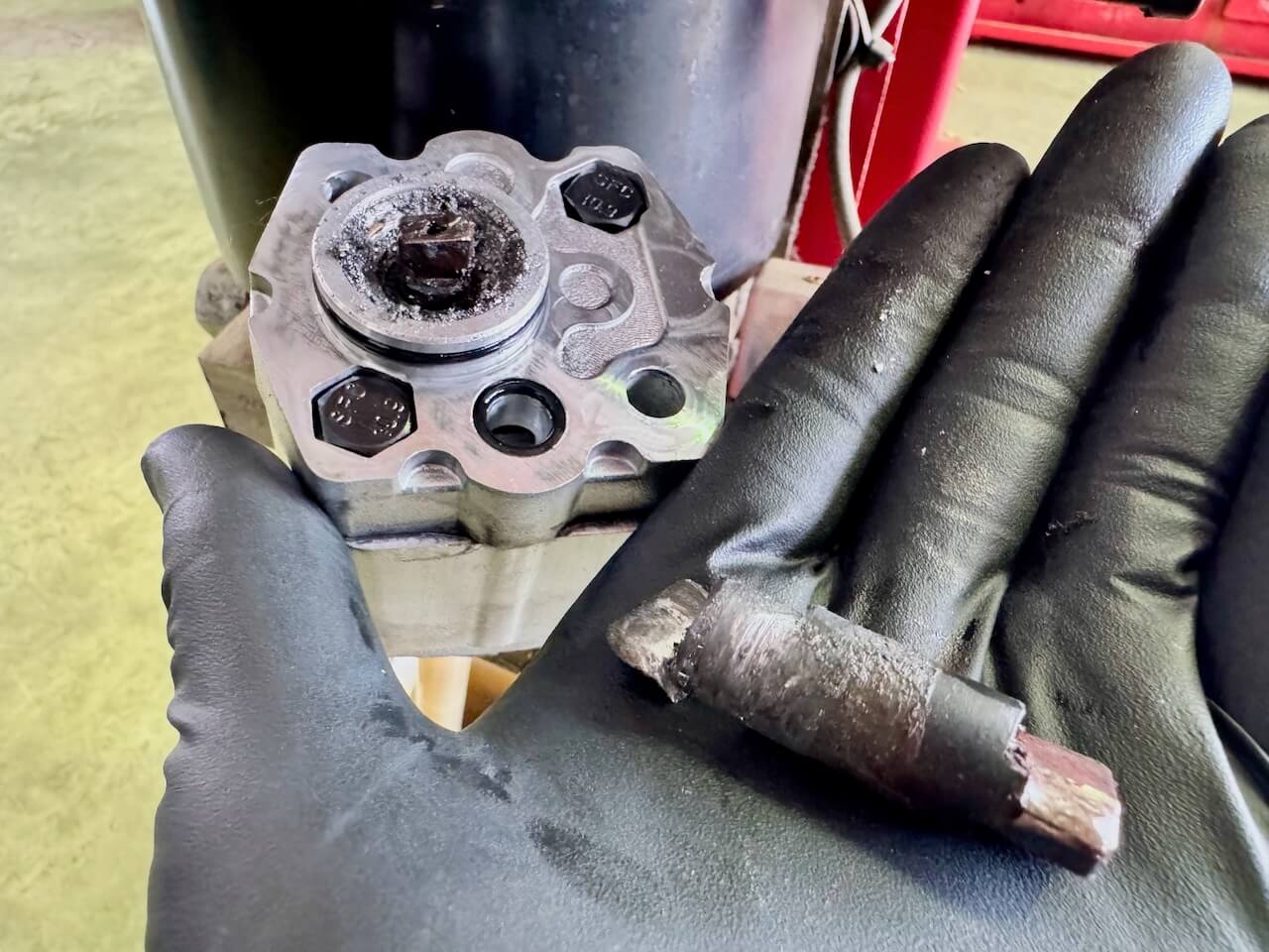 Hydraulic pump drive shaft fracture