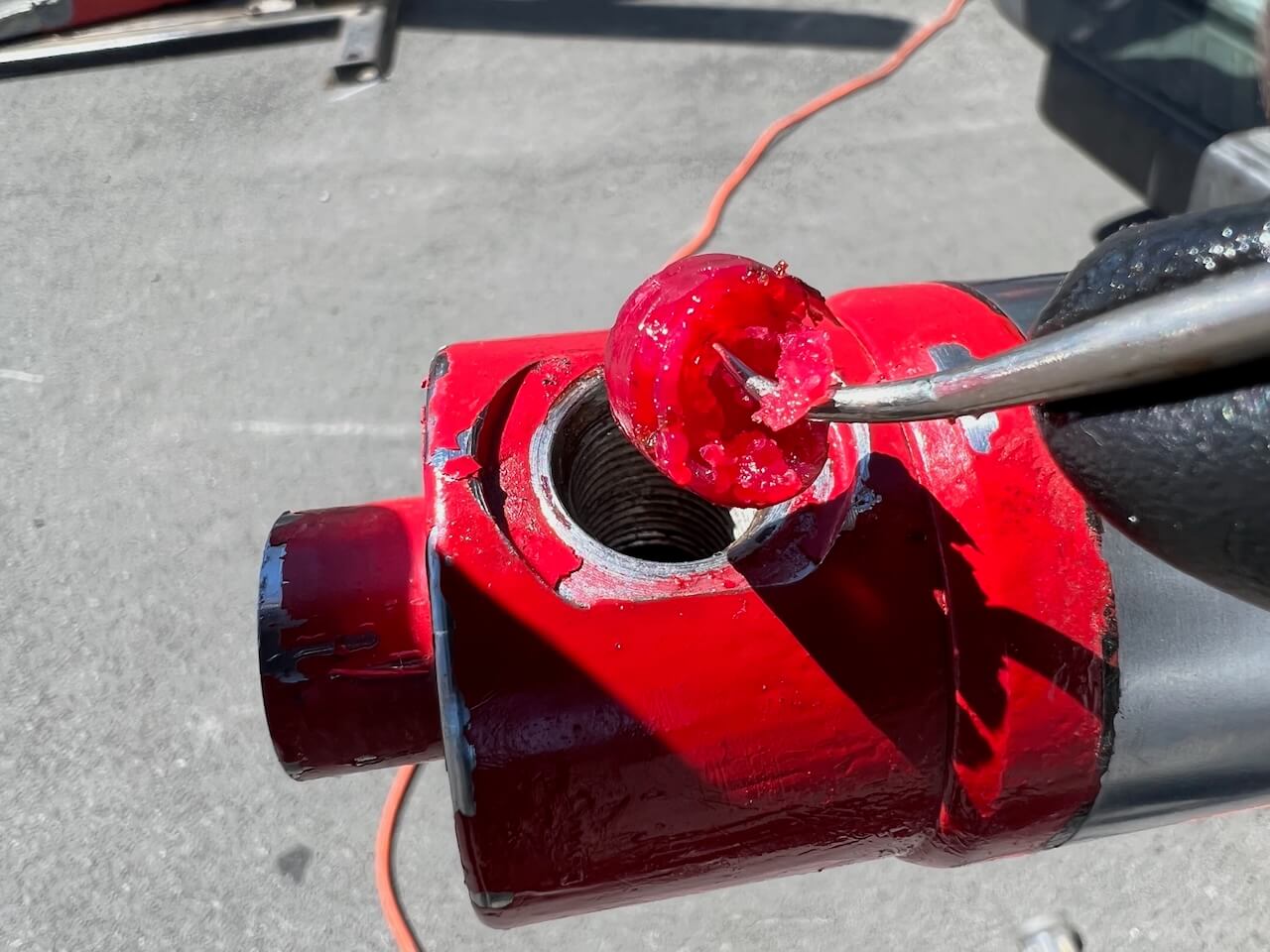 Hydraulic hoist valve blockage