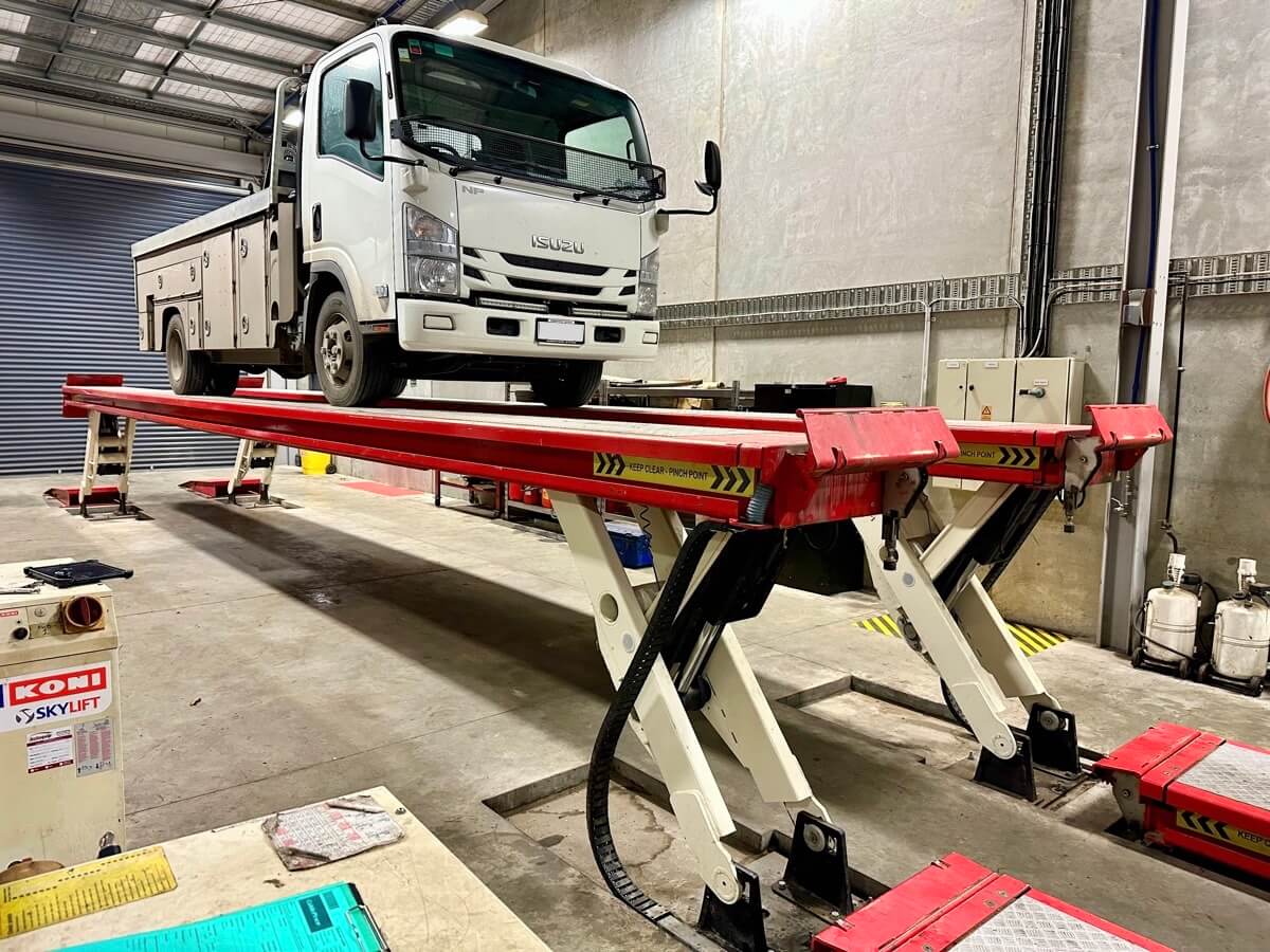 Heavy pantograph truck hoists